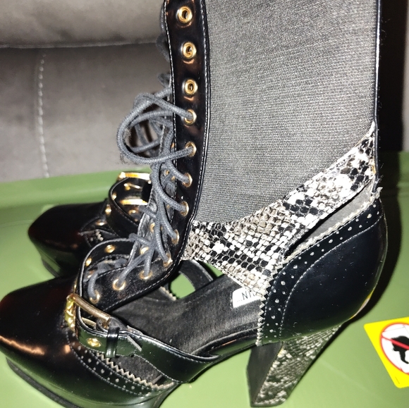 Boots - Picture 3 of 4